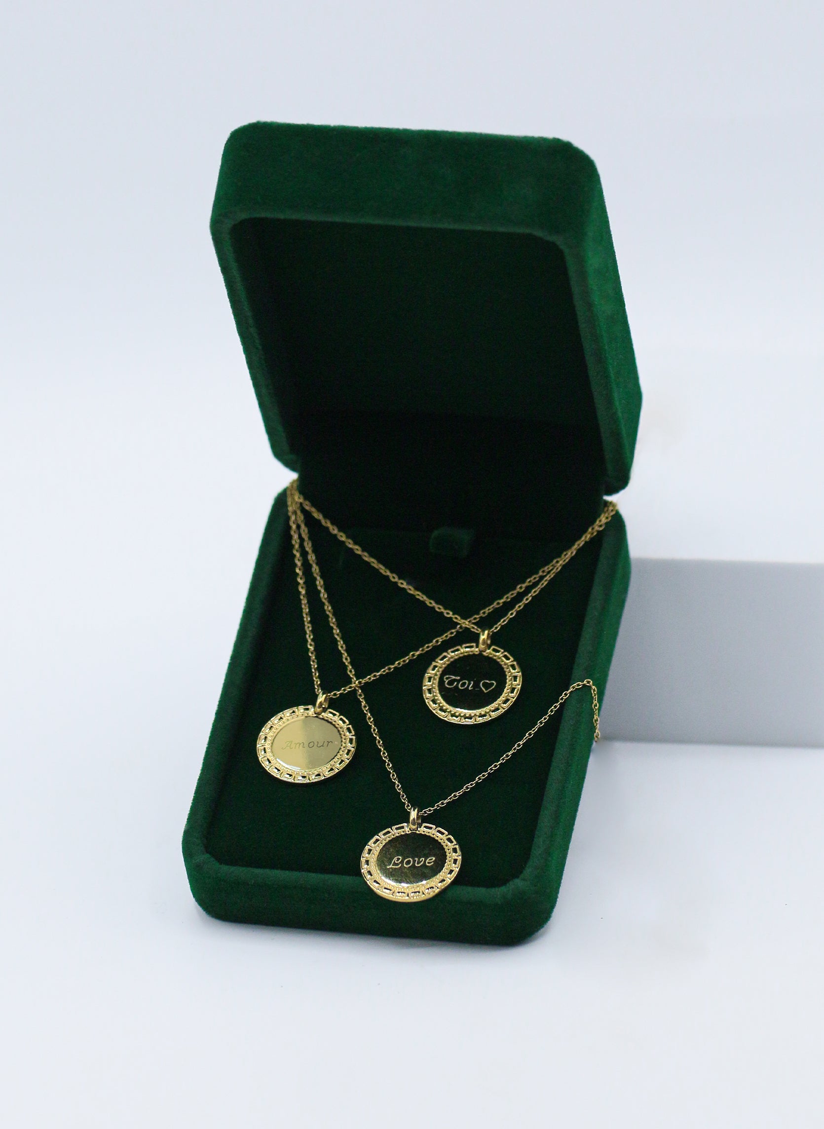 Collier médaille Love